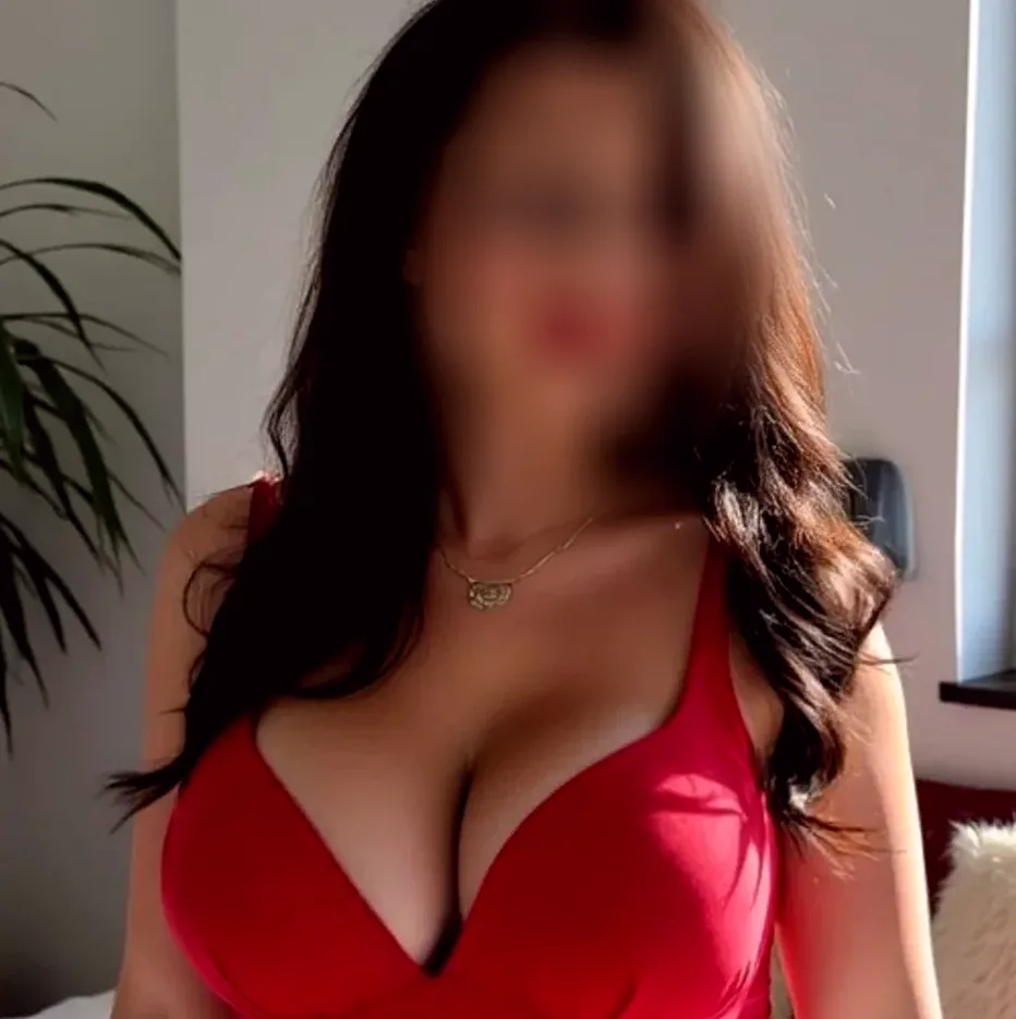 Manuela, 29