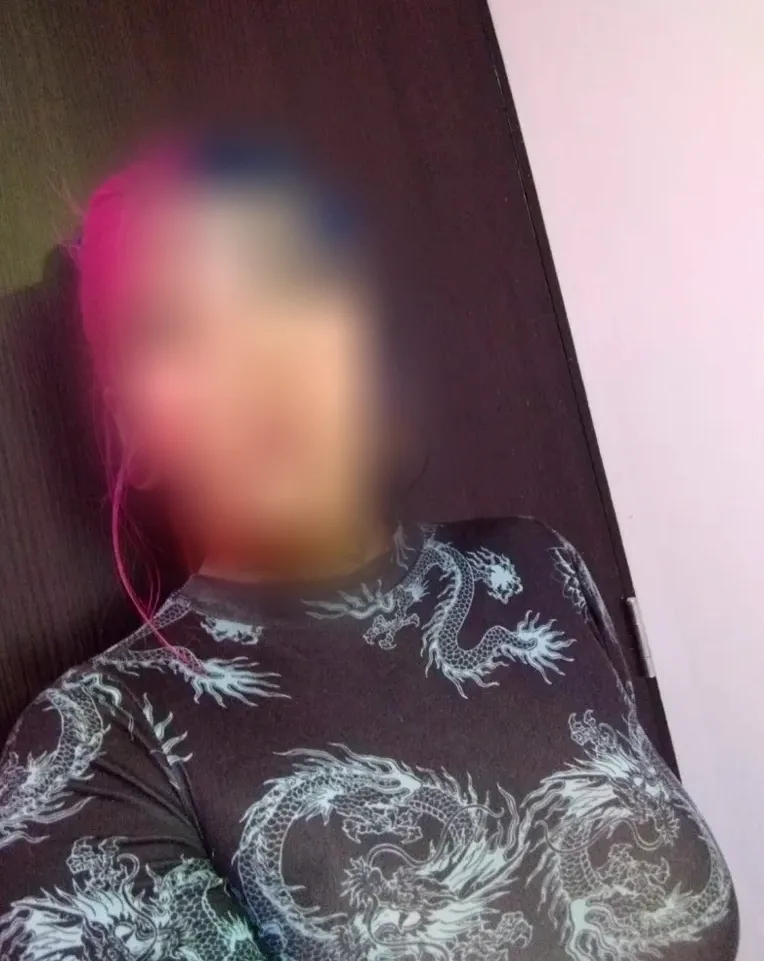 Mia, 32